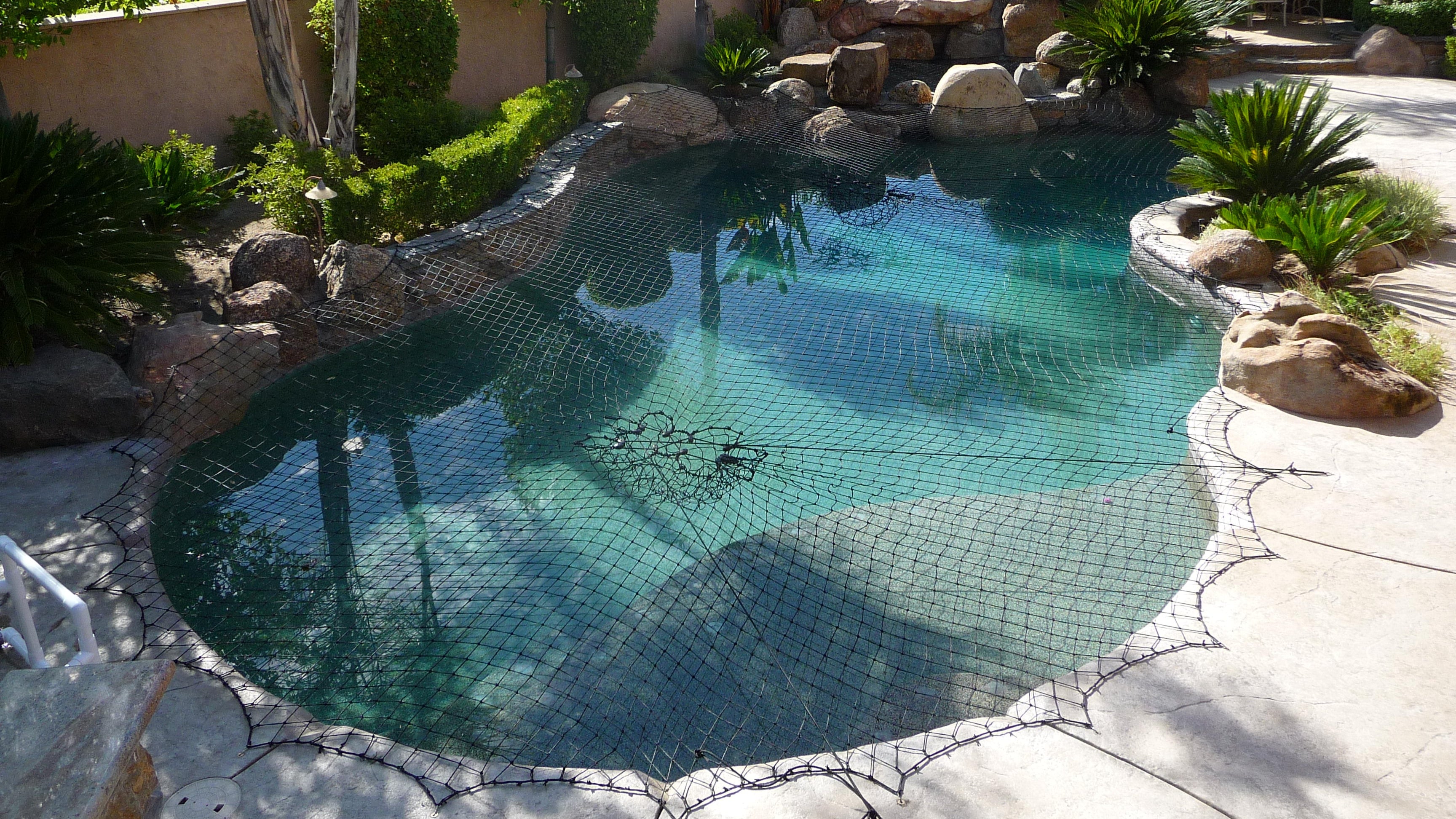 Small pool with safety net